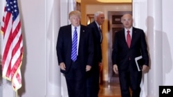 លោក​ប្រធានាធិបតី​ Donald Trump ដើរ​ជាមួយ​នឹង​លោក Andy Puzder មក​ពី​អគារ Trump National Golf Club Bedminster ក្នុង​ក្រុង Bedminster។