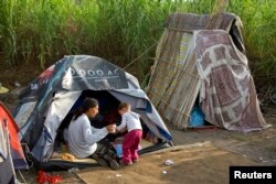 Seorang perempuan gipsi duduk dekat tendanya di sebuah kamp di luar kota Roma, 21 Juli 2008.