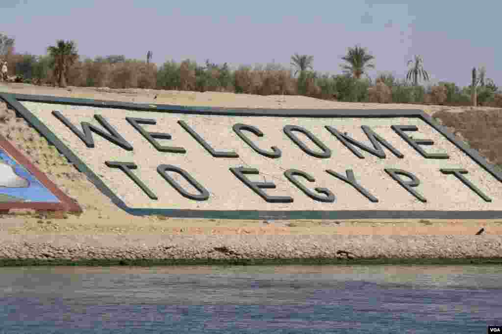 Officials say the Suez Canal expansion is one of many projects intended to help recover the economy by boosting foreign investment, including along the Canal's shores. Picture taken June 12, 2015. (Heather Mudock/VOA)