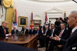 President Donald Trump, left, discusses trade with Chinese Vice Premier Liu He, right, in the Oval Office of the White House in Washington, Jan. 31, 2019.