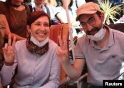 Nuriye Gulmen, adabiyot professori va Semih Ozakja, maktab o'qituvchisi dunyoviy tuzum tarafdori ekanini aytib, hukumatni tuhmatda ayblaydi