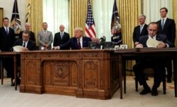 Donald Trump ugostio je u septembru 2020. lidere Srbije i Kosova, Aleksandra Vučića i Avdullaha Hotija