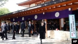 Yapon rasmiylari II jahon urushiga atab qurilgan Yasukuni majmuasini ziyorat qilmoqda. Seul bu yodgorlikni yapon imperializmining ramzi sifatida ko'radi.