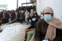 Warga Afghanistan antre jatah makanan yang diselenggarakan oleh Program Pangan Dunia (WFP) di Pul-e-Alam, ibu kota provinsi Logar, timur Afghanistan, Selasa, 18 Januari 2022.