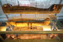 Sarkofagus dipamerkan di museum baru di Bandara Internasional Kairo, Mesir, 18 Mei 2021. (REUTERS / Mohamed Abd El Ghany)