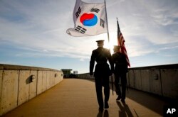 31일 제50차 미-한 안보협의회의(SCM)가 열린 워싱턴 국방부 청사에서 미군 의장대원이 성조기와 태극기를 들고 있다.