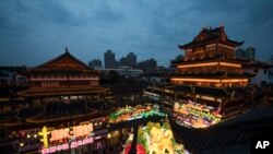 Seekor anjing raksasa yang diterangi menandai datangnya Tahun Anjing ditampilkan sebagai bagian dari perayaan Tahun Baru Imlek di Kuil Chenghuang di Shanghai, China, Rabu, 14 Februari 2018.
