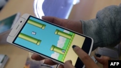 Seseorang bermain game Flappy Bird di toko ponsel di Hanoi, 10 Februari 2014.