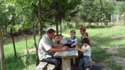 Şahin Ağayev və həyat yoldaşı Gülə Ağayeva uşaqları ilə