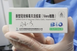 Seorang perawat memegang sekotak vaksin COVID-19 yang dibuat oleh Beijing Institute of Biological Products, sebuah unit anak perusahaan Sinopharm, China National Biotec Group (CNBG). (Foto: Reuters)