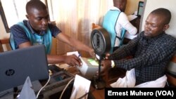 Un malade hospitalisé fait le déplacement jusqu'au centre d'inscription pour se faire enrôler à Bukavu, RDC, le 12 janvier 2017. (Ernest Muhero)