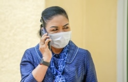 លោកស្រី​ យក់​ សម្បត្តិ​ រដ្ឋលេខាធិការក្រសួង​សុខាភិបាល​ មាន​វត្តមាន​នៅ​មន្ទីរពេទ្យ​កាល់ម៉ែត្រ ខណៈ​នាយករដ្ឋ​មន្ត្រី​កម្ពុជា ទទួល​ការ​ចាក់​វ៉ាក់សាំង​កូវីដ១៩ របស់​ក្រុមហ៊ុន AstraZeneca នៅភ្នំពេញ​ ថ្ងៃទី៤​ ខែមីនា​ ឆ្នាំ២០២១។​ (ហ៊ាន សុជាតា/​វីអូអេ)