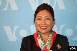 Sotie Heidt, the wife of the current US ambassador to Cambodia Wiliam Heidt, before an interview at VOA in Washington, July 26, 2017. (Nem Sopheakpanha/VOA Khmer)