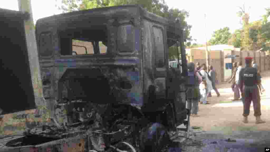 Sojoji da 'yansanda sun shiga sintiri bayan harin da ake zato 'yan kungiyar Boko Haram ne suka kai kusa da sansanin mayakan sama a Maiduguri ranar 2 ga watan Disamba shekarar 2013.