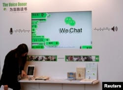 Sebuah kios promosi WeChat, salah satu produk perusahaan Tencent untuk buku khusus orang buta dipajang saat konferensi pers di Hong Kong, 18 Maret 2015. (Foto: dok).