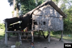ខ្ទម​ដែល​ក្មេងស្រី​ពីរនាក់ ក្នុងភូមិថ្មី ឃុំផ្សារ ស្រុកបរិបូរណ៍ ខេត្តកំពង់ឆ្នាំង ត្រូវបាន​សម្លាប់​ដាក់​ក្នុង​ហិបឈើ​មួយ កាលពីថ្ងៃទី១៧ ខែតុលា ឆ្នាំ២០១៨ ក្រោយ​ឃាតក​រំលោភ​កូនស្រីច្បង។ (ស៊ុន ណារិន/VOA)