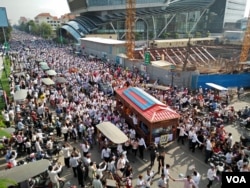 Photo of Kem Ley's funeral procession along Monivong Blvd in Phnom Penh, July 24th 2016. (Leng Len/VOA Khmer)