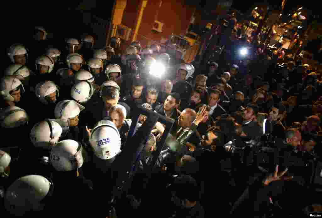 Gursel Tekin (center), the deputy chairman of the main opposition Republican People&#39;s Party (CHP) arrives at Cankaya Election Committee, a local ballot collection center, in Ankara, March 31, 2014.