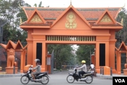 អ្នក​ធ្វើ​ដំណើរតាម​បណ្តោយ​ផ្លូវ​ព្រះនរោត្តម ជិះកាត់​ស្ថាប័ន​ព្រឹទ្ធសភា ដែល​មាន​ទីតាំង​ជាប់​នឹង​ទីស្នាក់ការកណ្តាល​របស់​គណបក្ស​ប្រជាជន​កម្ពុជា ក្នុង​ខណ្ឌ​ចំការ​មន រាជធានីភ្នំពេញ។​ (ស៊ុន ណារិន/VOA)