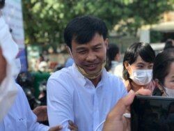 លោក មាន ព្រហ្មមុន្នី សកម្មជន​ការពារ​សិទ្ធិ​មនុស្ស ចូលរួម​សន្និសីទ​កាសែត​នៅ​ខណ្ឌ​ចម្ការមន រាជធានី​ភ្នំពេញ នៅ​ថ្ងៃទី២៣ ខែវិច្ឆិកា ឆ្នាំ២០២១ ស្តីពី​ជំហរ​របស់​សកម្មជន ក្រោយ​ត្រូវបាន​ដោះលែង​ចេញ​ពី​ពន្ធនាគារ។ (ហ៊ុល រស្មី/វីអូអេ)