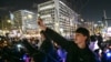 Ljudi na protestu koji poziva na svrgavanje južnokorejskog predsjednika Yoon Suk Yeola ispred Narodne skupštine u Seulu 7. decembra 2024. godine.