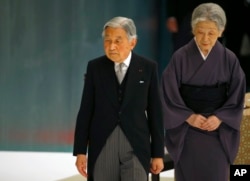 Japan's Emperor Akihito, accompanied by Empress Michiko, leaves after delivering his remarks during a memorial service at Nippon Budokan martial arts hall in Tokyo, Aug. 15, 2015.