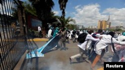 La marche des médecins kényans, dispersée à coups de gaz lacrymogènes