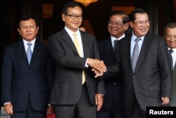រូបឯកសារ៖ រូបឯកសារ៖ លោក​នាយក​រដ្ឋ​មន្ត្រី​ ហ៊ុន​ សែន​ កំពុង​ចាប់​ដៃ​គ្នា​ជាមួយ​លោក សម​ រង្ស៊ី​ ប្រធាន​គណបក្ស​សង្គ្រោះ​ជាតិ​ បន្ទាប់​ពី​កិច្ច​ប្រជុំ​នៅ​មន្ទីរ​ព្រឹទ្ធ​សភា នឹង​ឈាន​ដល់​ការ​បញ្ចប់​វិបត្តិ​ជាប់​គាំង​នយោបាយ​នៅ​កម្ពុជាពី​ថ្ងៃ​ទី​ ២២​ ខែ​កក្កដា​ ឆ្នាំ​២០១៤​។