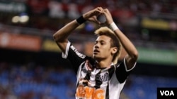 Neymar, pemain klub Santos yang baru berusia 20 tahun dinilai sebagai pemain terbaik Brasil saat ini.