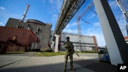 Військовик російських окупаційних сил на Запорізькій АЕС, 1 травня 2022. AP Photo, File