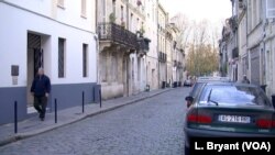 Seorang pria berjalan melewati masjid utama Bordeaux yang terlibat dalam program pencegahan radikalisasi.
