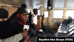 Le commandant Diallo entame sa dixième année comme membre de l'équipage et sa quatrième comme commandant de bord, au Sénégal, le 21 février 2018. (VOA/Seydina Aba Gueye)