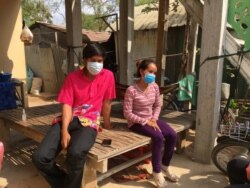 ពលករ​ចំណាកស្រុក អ្នក​ស្រី សៀង ណារ័ត្ន ​និង​ស្វាមី​ឈ្មោះ​សេង​ វ៉ា ​បាន​ត្រឡប់​មក​ប្រទេស​កម្ពុជា​វិញ ​កាល​ពីថ្ងៃ​២៤ ​ខែ​មីនា​ ចំ​ពេល​ដែល​ច្រក​អន្តរជាតិ​ប៉ោយប៉ែត ​ខេត្ត​បន្ទាយមានជ័យ​ត្រូវ​បាន​បិទ ថ្ងៃ​ទី​៧ ខែមេសា ឆ្នាំ​២០២០។ (Ananth Baliga/VOA)