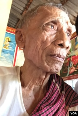 តាអាន អាយុ៨៣ឆ្នាំ និយាយ​ទៅ​កាន់​អ្នក​សារព័ត៌មាន​របស់​វីអូអេ​ខ្មែរ​នៅ​វត្ត​មួយ​ ដែល​ឋិត​នៅ​ស្រុក​កំណើត​របស់​លោក​គឺ​ស្រុក​កំរៀង ខេត្ត​បាត់​ដំបង កាល​ពី​ថ្ងៃ​១៤ ខែ​សីហា ឆ្នាំ២០១៥។ (សុខ ខេមរា/VOA Khmer)