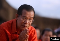 លោក​នាយក​រដ្ឋ​មន្ត្រី​ ហ៊ុន សែន ក្នុង​ពិធីបួងសួងសុំ​សន្តិភាពនិង​ស្ថិរភាព​នៅ​ប្រាសាទ​អង្គរវត្ត កាល​ពី​ថ្ងៃ​ទី​៣​ ខែ​ធ្នូ ឆ្នាំ​២០១៧។
