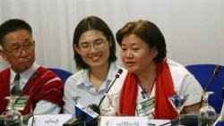 ကရင်အမျိုးသား အစည်းအရုံး အထွေထွေ အတွင်းရေးမှူး နှင့် ငြိမ်းချမ်းရေး အဖွဲ့ ခေါင်းဆောင် နော်စီဖိုးရာစိန် (ညာ) ငြိမ်းချမ်းရေး ဆွေးနွေးပွဲ အပြီး သတင်းစာ ရှင်းလင်းပွဲမှာ စကားပြောနေပုံ
