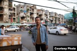 លោក Prumsodun Ok ឈរ​នៅ​កណ្តាល​ផ្លូវ​មួយ​នៅ​ក្រុង​ភ្នំពេញ​ កាល​ពី​ថ្ងៃ​ទី​១៩ ខែ​កក្កដា ឆ្នាំ​២០១៦។ (រូបថត​ពី Lim Sokchanlina)