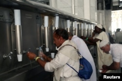 Jamaah calon haji minum air Zamzam di Masjidil Haram di Mekah, Saudi Arabia, 8 September 2016 (foto: REUTERS/Ahmed Jadallah)