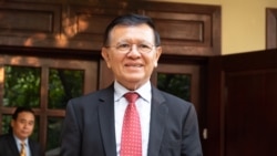 រូបឯកសារ៖ លោក កឹម សុខា មេដឹក​នាំ​បក្ស​ជំទាស់​និយាយ​ជាមួយ​អ្នក​សារព័ត៌មាន​នៅ​ក្នុង​គេហដ្ឋាន​របស់​លោក​មុន​នឹង​ចេញ​ទៅ​សាលាដំបូង​រាជធានី​ភ្នំពេញ​ដើម្បី​ចូល​រួម​សវនាការសវនាការ​សប្តាហ៍​ទីពីរ លើ​សំណុំរឿង ដែល​លោក​ត្រូវបាន​ចោទពីបទ «ឃុបឃិតជាមួយរដ្ឋបរទេស» កាល​ពីថ្ងៃទី២២ ខែមករា ឆ្នាំ២០២០។