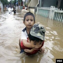 Selain jalan ambles dan krisis air bersih, banjir juga menjadi ancaman bagi Jakarta karena kerusakan lingkungan.