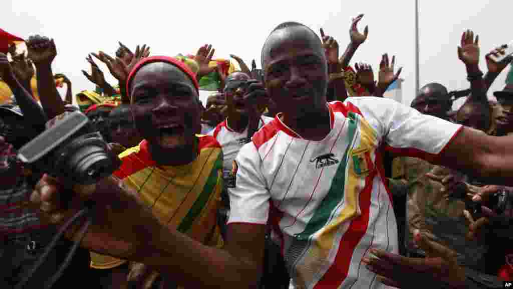Des supporters maliens acclament leur équipe nationale de football à l'aéroport international de Malabo à Malabo, Guinée équatoriale vendredi 16 janvier 2015