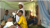 Malade à l'hôpital de Abong-Mbang, Cameroun, le 21 novembre 2016. (VOA/Moki Edwin Kindzeka)