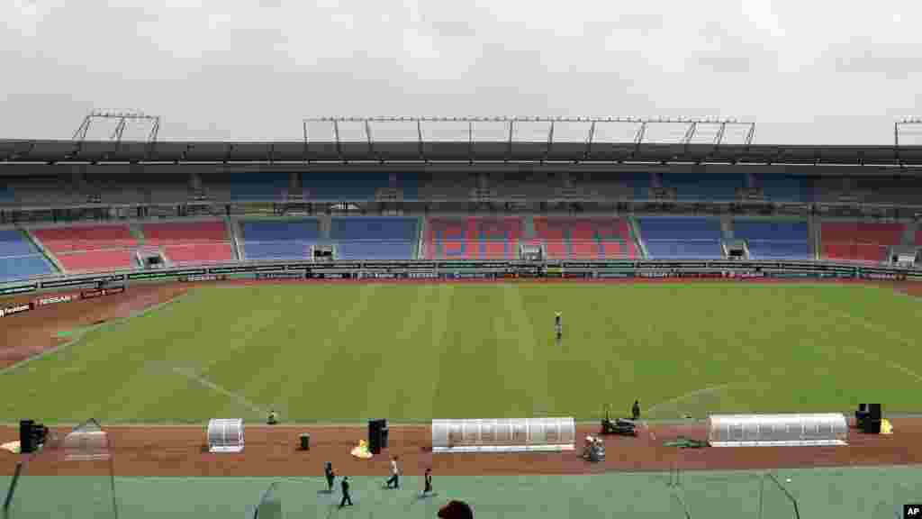 Les derniers préparatifs sont faits dans le stade de Bata à Bata, en Guinée équatoriale, le vendredi 16 janvier 2015, où l'ouverture de la Coupe d'Afrique des Nations de football et le match d'ouverture entre les hôtes du tournoi et Congo auront lieu samedi