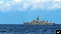 Kapal Angkatan Laut Taiwan Lan Yang terlihat dari geladak kapal militer China saat latihan militer pada Jumat, 5 Agustus 2022. (Foto: via AP)