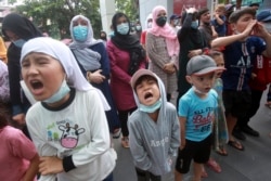Pengungsi Afghanistan meneriakkan slogan-slogan dalam aksi unjuk rasa di luar gedung kantor perwakilan UNHCR setempat di Medan, Sumatera Utara, 30 November 2021.