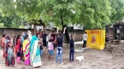 Jemaat bersorak saat mereka berdiri di dekat patung 'Dewi Corona', di tengah pandemi COVID-19, di sebuah kuil di Pratapgarh, Uttar Pradesh, India 11 Juni 2021. (Foto: Ani/Reuters TV via Reuters)