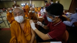 រូបឯកសារ៖ គ្រូពេទ្យ​ម្នាក់​ចាក់វ៉ាក់សាំង​បង្ការ​ជំងឺ​កូវីដ១៩​របស់​ចិន Sinovac ដល់​ព្រះសង្ឃមួយ​អង្គ​នៅ​មន្ទីរពេទ្យ Priest ក្នុង​ទីក្រុង​បាងកក ប្រទេស​ថៃ ថ្ងៃទី១៨ ខែឧសភា ឆ្នាំ២០២១។