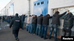 Rusiya polisi miqrasiya qanunlarını pozan mühacir əməkçilərə qarşı mütəmadi reydlər keçirir.