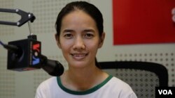 រូបឯកសារ៖ កញ្ញា សេង រាសី មន្ត្រីអង្គការសីលការ មានវត្តមានផ្ដល់កិច្ចសម្ភាស នៅការិយាល័យ VOA ក្នុងរាជធានីភ្នំពេញ កាលពីថ្ងៃទី៤ ខែមីនា ឆ្នាំ២០១៨។ (ទែន សុខស្រីនិត/VOA)