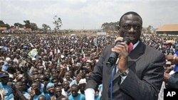 Kasar Uganda na kokarin habbaka bangaren man fetur a daidai lokacin da take ke fuskantar kalubalen siyasa.